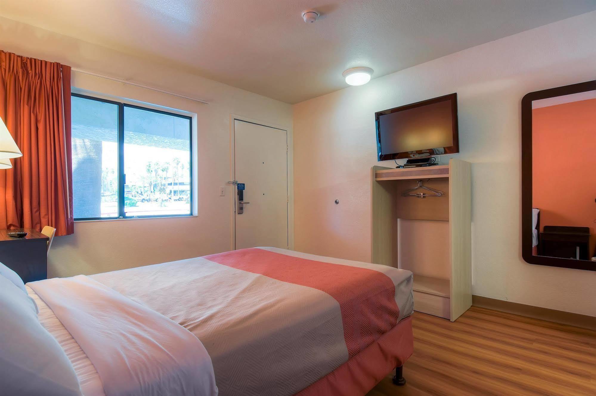 Motel 6-Palm Springs, Ca - Downtown Zewnętrze zdjęcie